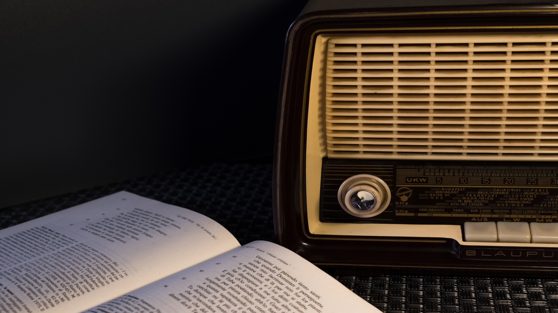 Taranto,,Italy,-,January,23,,2019:,Radio,Blaupunkt,,Partial,Front