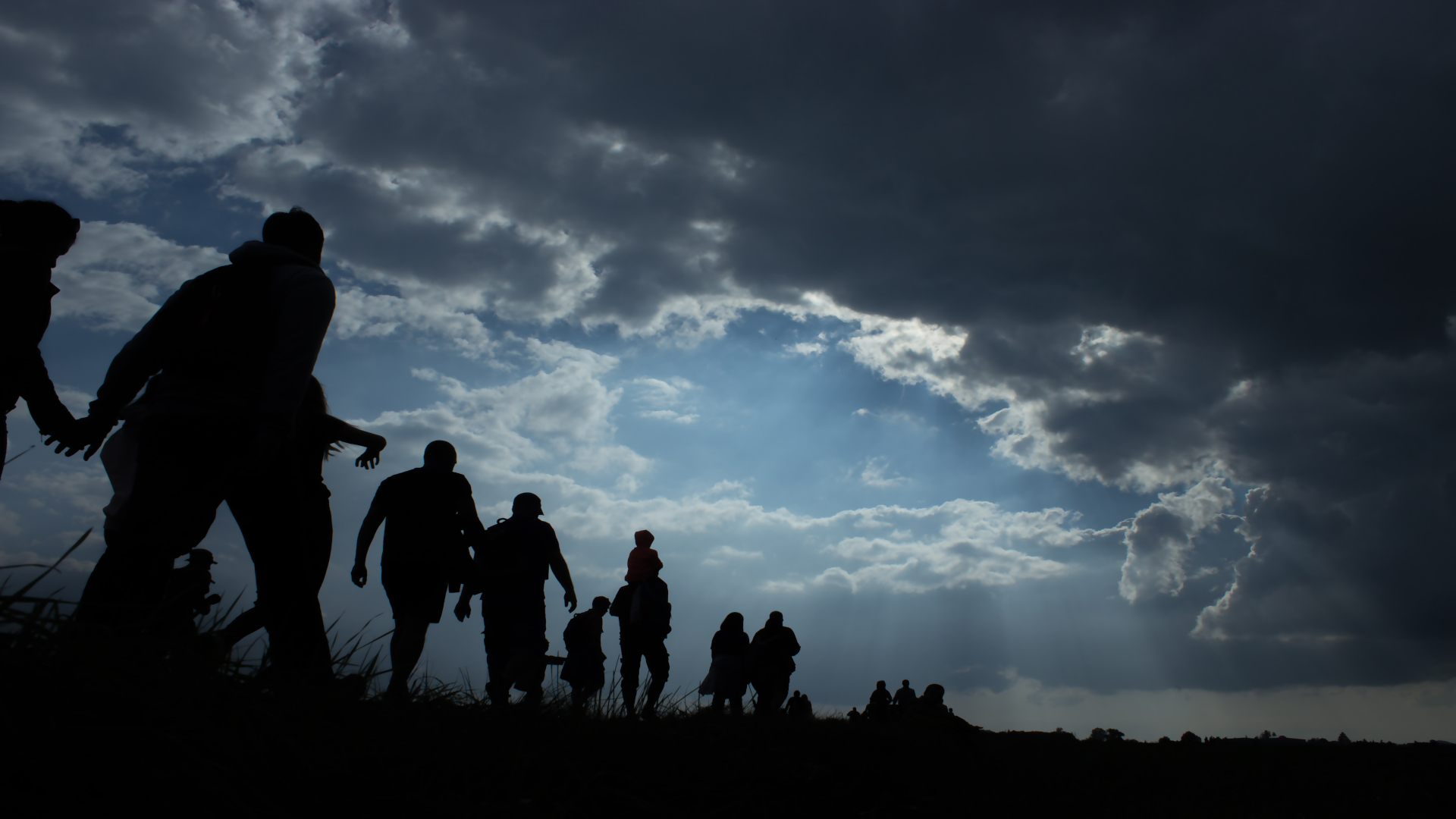 Sun,Rays,Illuminate,People.,Immigration,Of,People.,Blue,Sky,With