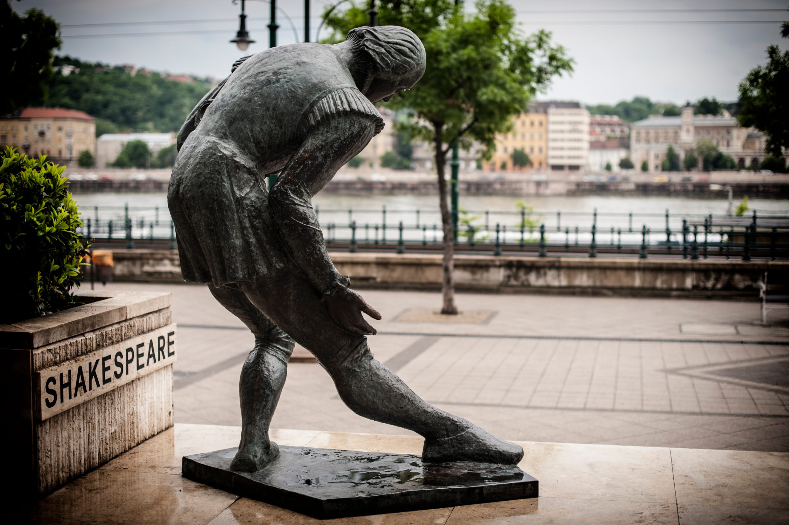 William,Shakespeare,Statue,Lookind,Over,The,Danube,River,In,Budapest/hungary